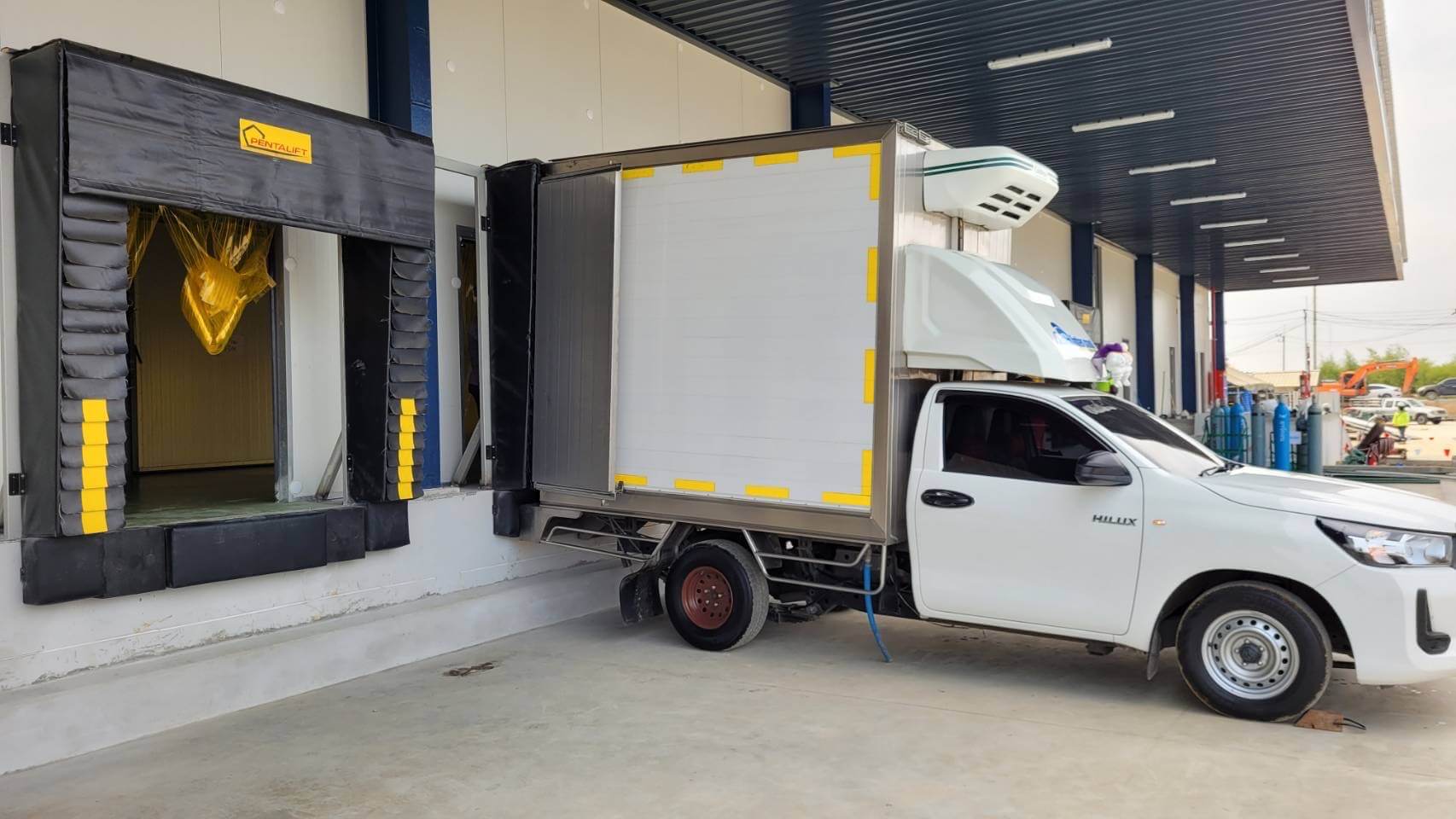 ระบบขนถ่ายและลำเลียงสินค้า