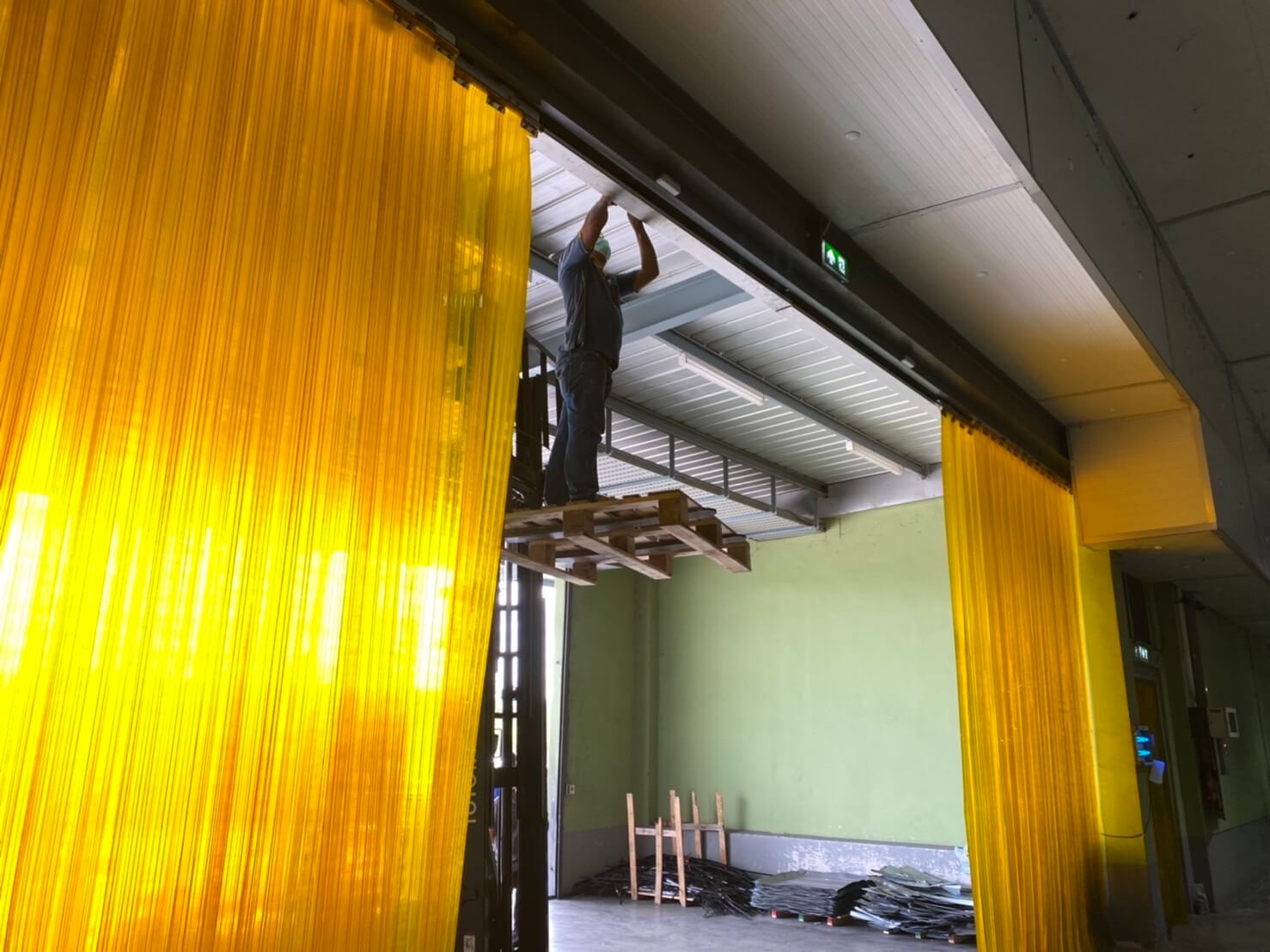 การติดตั้งประตูแบบม่านริ้วพลาสติก