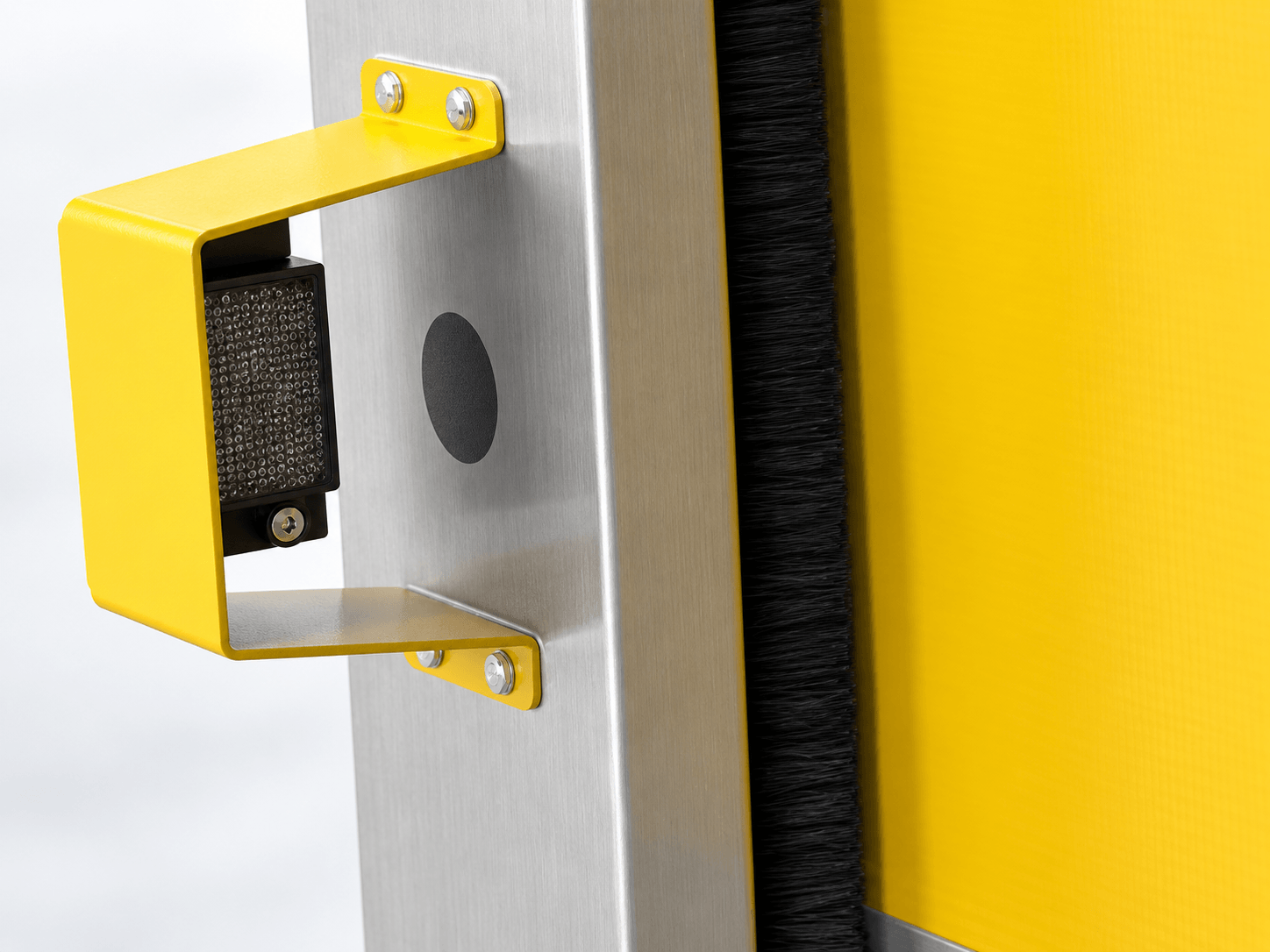 Photocell พร้อมขายึดป้องกันสีเหลือง ติดตั้งที่เสาประตู