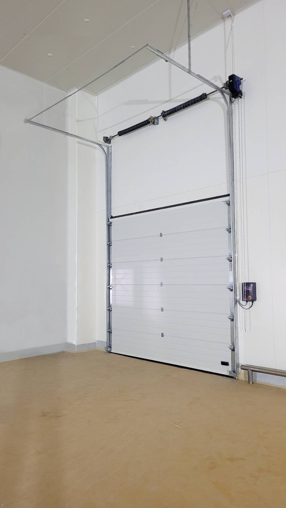 OVERHEAD DOORS ประตูโรงงานอุตสาหกรรม ประตูเลื่อนขึ้นด้านบน